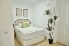 Estudio en Madrid - M (MPE35I) Acogedor con Cama Doble y Sofá Cama Cer